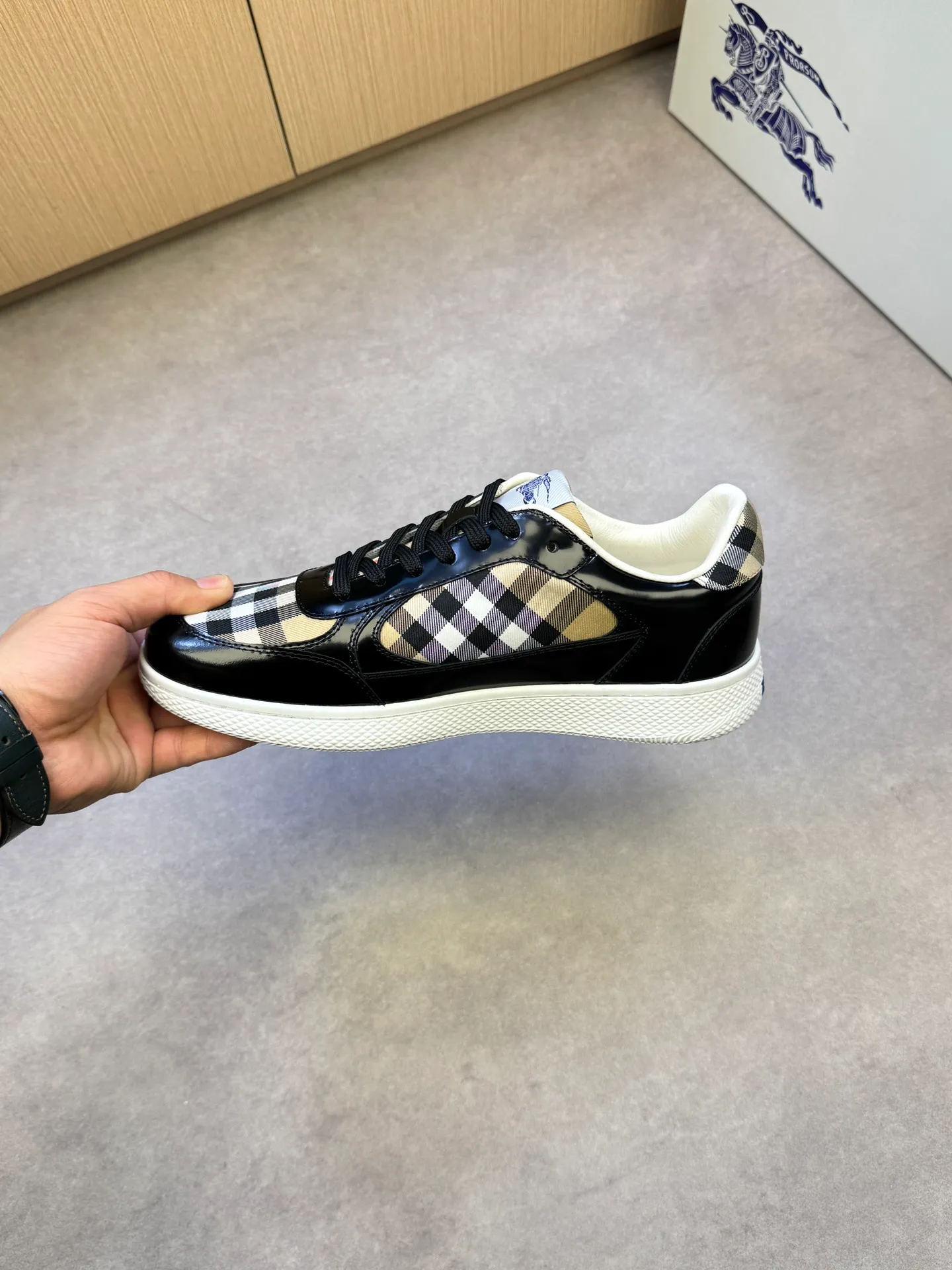 P400 [BURBERRY] Burberry casual sports sneakers - Upper: imported 🔝 open edge beaded calfskin, brand totem cloth, tongue brand cloth label - Inner: water-dyed cowhide - Outsole: ultra-light TPR rubber; two-color molded outsole - Super high quality control·Fine workmanship: highlighted (high-end, extravagance, grade) -Size: 38-44 (Male 45, can be customized)·BBR0372